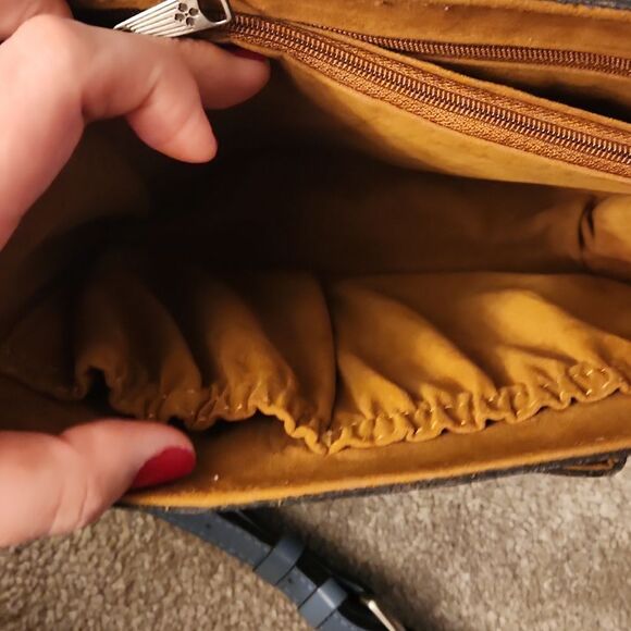 Patricia Nash "Leandra" Blue Tooled Leather Crossbody Bag w/ Embossed Flowers - Picture 9 of 15